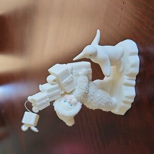 Snowbabies 2002 Snowbabies "I Have Lots To Give"  Bisque 4.5" Presents Penguin